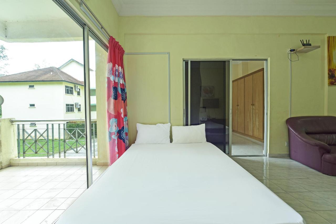 Oyo Home 90700 Teluk Batik Holiday Apartment Kampong Telok Batu Экстерьер фото